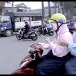 Photo 1 motorbike_looking_phone